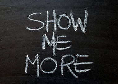 Kelimeler beni daha el ile yazılmış bir yazı tahtası Beyaz tebeşir göster