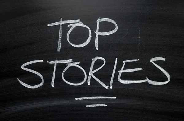 Palavras Top Stories Escrito Mão Giz Branco Quadro Negro — Fotografia de Stock