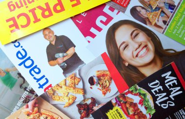 Bracknell, Ingiltere-10 Nisan 2019: broşürler ve broşürler veya Junk Mail örnek yerel perakende ve hizmet işletmeleri reklamını yapmak için, Ingiltere Bracknell, özel bir adrese teslim