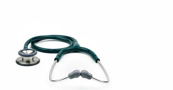 Yeşil Stetoskop Kopya Alanı Ile Beyaz Arka Plan Üzerinde Izole — Stok fotoğraf