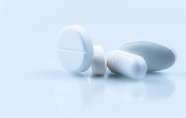 Beyaz arka plan üzerinde izole beyaz yuvarlak ve dikdörtgen şekli tablet hap yığını. İlaç endüstrisi. Eczane veya eczane işareti ve sembolü. Küresel sağlık kavramı. Sağlık ve Farmakoloji.