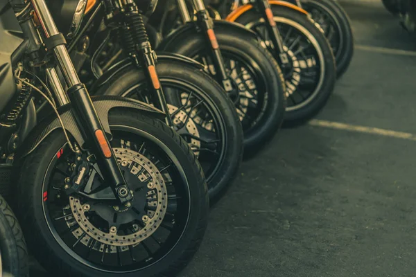Крупним Планом Нове Переднє Колесо Мотоцикла Великий Велосипед Припаркований Асфальтній — стокове фото