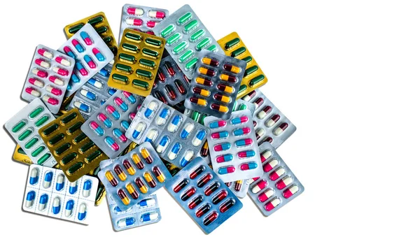 Вид Сверху Антибиотических Капсул Изолированных Блистерной Упаковке Изолированных Белом Фоне — стоковое фото