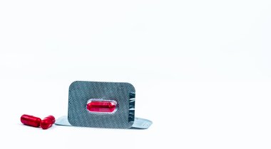 Flukonazol 150 mg. Antifungal tedavi akut veya tekrarlayan vajinal kandidiyazis için ilaç. Vakumlu ambalaj izole kopya alanı beyaz zemin üzerine kırmızı kapsül hap. Vajinal kaşıntı kavramı. 