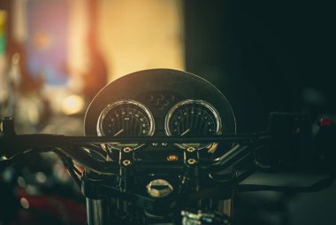 Siyah perde göstermek motosiklet mil. Vintage tarzı motosiklet. Motosiklet takometre ve hız ölçerler. Hız göstergesi