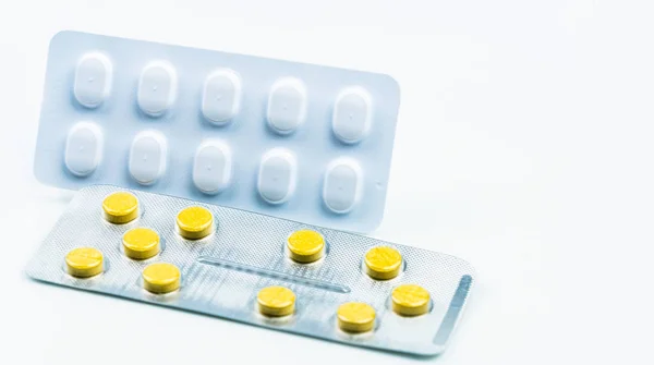 Concetto Interazione Farmacologica Pillole Compresse Gialle Blister Bianchi Emicrania Trattamento — Foto Stock