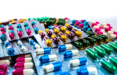 Renkli Vakumlu ambalaj kopya alanı ile beyaz arka plan üzerinde izole içinde izole antibiyotik kapsül hap. Antibiyotik ilaç direnci. İlaç endüstrisi. Antimikrobiyal direnç kavramı.