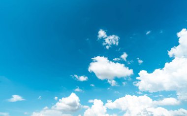 Güzel mavi gökyüzü ve beyaz kümülüs bulutlar arka plan. Barış, yaz, parlak gün için arka plan. Yaz arka plan mutlu ruh hali, eğlence ve tatil gününde kullanılmak 