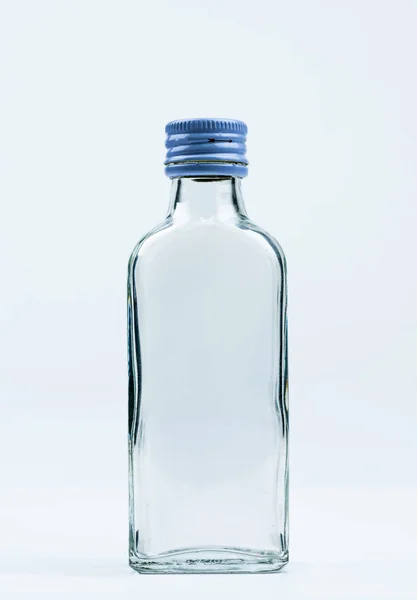 Lege Transparante Glazen Fles Met Gesloten Aluminium Dop Geïsoleerd Een — Stockfoto