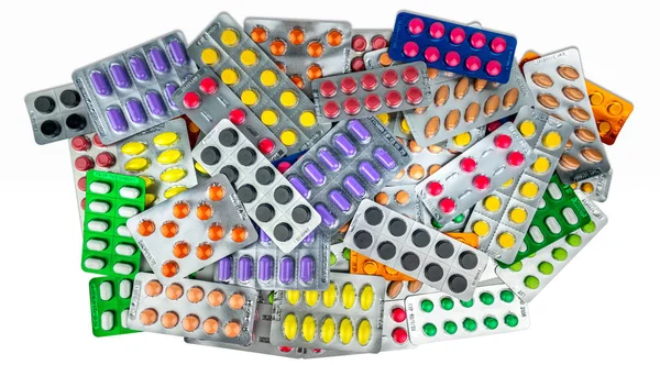 Çoğu beyaz arka plan üzerinde izole tablet hap. Sarı, mor, siyah, turuncu, pembe, yeşil tablet hap Vakumlu ambalaj. Ağrı kesici ilaç. Migren baş ağrısı için ilaç. İlaç endüstrisi.