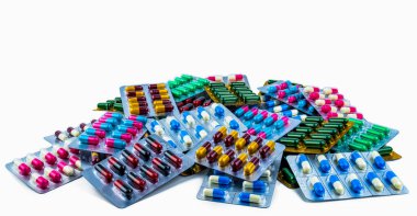 Renkli Vakumlu ambalaj kopya alanı ile beyaz arka plan üzerinde izole içinde izole antibiyotik kapsül hap. Antibiyotik ilaç direnci. İlaç endüstrisi. Antimikrobiyal direnç kavramı.