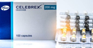 Chonburi, Tayland-Haziran 2, 2018: Celebrex 200 mg kapsül. Pfizer İlaç Tayland selekoksib ürünü. Ağrı kesici ilaç. Beyaz opak gövdeli, altın mürekkep grubu kapsül hap. NSAİİ.