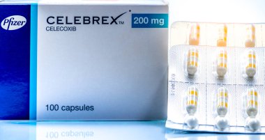 Chonburi, Tayland-Haziran 2, 2018: Celebrex 200 mg kapsül. Pfizer İlaç Tayland selekoksib ürünü. Ağrı kesici ilaç. Beyaz opak gövdeli, altın mürekkep grubu kapsül hap. NSAİİ.