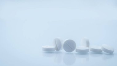 7 beyaz kopya alanı ile güzel ve eşsiz desenli beyaz arka plan üzerinde izole tablet hap yuvarlak. Küresel sağlık kavramı. Eczane eczane için arka plan. İlaç endüstrisi. 