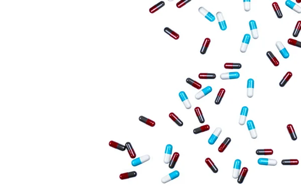 レッド グレーと青白カプセル錠剤広がり美しく 独特なパターンで白い背景に分離されました 日常生活の中で薬物を使用して 健康の記事と薬局の医学背景 — ストック写真