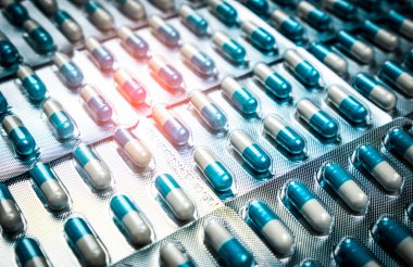 Blister ile güzel desen düzenlenmiş pack içinde mavi ve beyaz kapsül hap. Küresel sağlık kavramı. Antibiyotik ilaç direnci. Antimikrobiyal kapsül hap. İlaç endüstrisi.