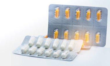 Sefiksim ve Azitromisin tedavisi bel soğukluğu için Vakumlu ambalaj kapsüle. Neisseria Gonorrhoeae tedavi. Antibiyotik ilaç direnci. Turuncu ve beyaz hap. Cinsel yolla bulaşan hastalıklar kavramı.