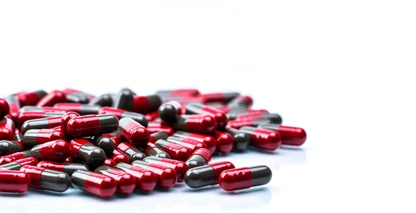 Σωρός Από Κόκκινο Και Γκρι Καψάκιο Χάπια Που Απομονώνονται Λευκό — Φωτογραφία Αρχείου