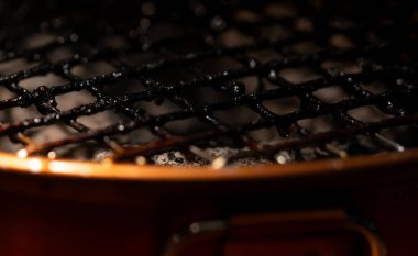 Kirli ve yanık mangal closeup ekleri. Kanserlerinin risk faktörü. Sağlıksız yiyecek. Gıdaların tam Barbekü ızgara ızgara üzerinde leke bırakır. Kanserojen. Akrilamid ızgara gıda neden kanserden.