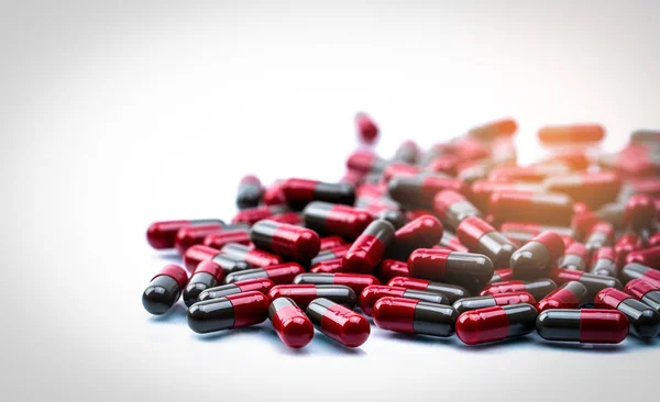 Σωρός Από Κόκκινο Και Γκρι Καψάκιο Χάπια Που Απομονώνονται Λευκό — Φωτογραφία Αρχείου