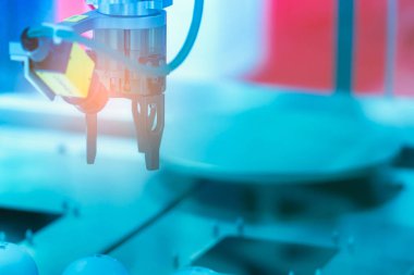Portre robot el makine. İmalat sanayi sektöründe 4.0 ve teknoloji kavramı için akıllı robot kullanın. Robot aracında Fabrika. 
