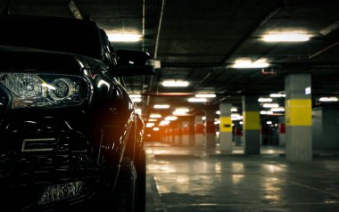 Siyah araba önden görünümü, Alışveriş Merkezi, Yeraltı otopark park. Akşam Park alışveriş merkezi yerinde. Geceleri yalnız araba park. Araba hırsızı alışveriş merkezi kavramı.