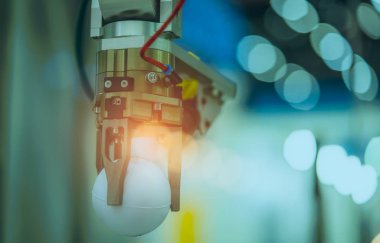 Portre robot el makine bokeh üzerinde beyaz topu alarak arka plan bulanık. İmalat sanayi sektöründe 4.0 ve teknoloji kavramı için akıllı robot kullanın. Robot aracında Fabrika. 