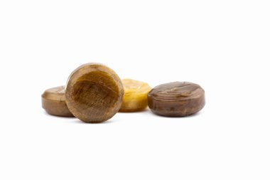 Yardım için tıbbi pastilleri öksürük, boğaz ağrısı ve beyaz arka plan üzerinde izole boğaz tahrişi. Çin bitkisel şeker. Kahverengi ve sarı pastilleri. Pastil. UME Erik ve mandalina limon şeker. 