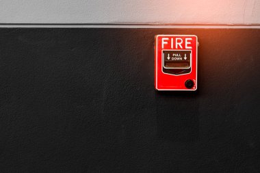 Siyah ve beyaz beton duvar yangın alarmı. Uyarı ve güvenlik sistemi. Acil ekipman emniyet uyarı için. Yangın alarm okul, hastane, fabrika, ofis, daire veya ev duvara kırmızı kutu.