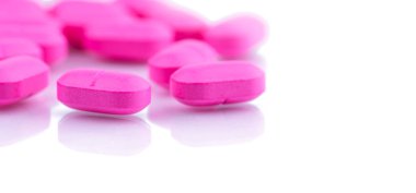 Pembe yığını beyaz arka plan üzerinde izole hapı tablet. Norfloxacin 400 mg tedavi sistit için. Antibiyotik ilaç direnci. Romantik aşk ve sağlık için mükemmel bir çift pembe hap sembolü.  
