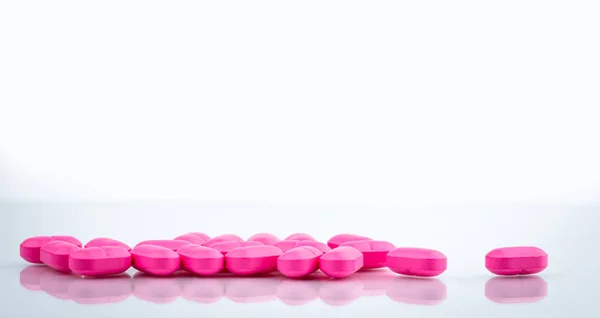 Högen Rosa Tabletter Piller Isolerad Vit Bakgrund Norfloxacin 400 För — Stockfoto