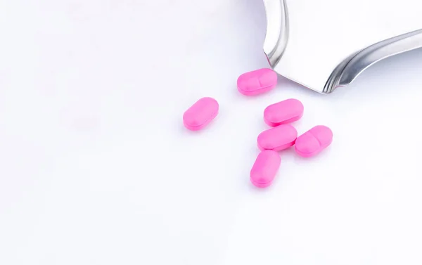 Kupie Tabletki Różowe Pigułki Białym Tle Pobliżu Taca Stali Nierdzewnej — Zdjęcie stockowe