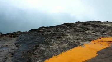 Rock uçurumdan dağ orman için görüntülemek ve yavaş sis üfleme ve sisli rüzgar. Güzel tropikal orman. Ekosistem ve sağlıklı çevre kavramı. Macera Turizmi.