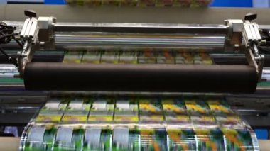 Yüksek hızlı endüstriyel fabrika makinesinde etiketleme. Makine üretimi üründe bulunan etiket için. Esnek ambalaj.