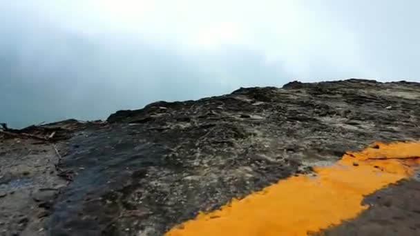 Vista Desde Acantilado Roca Hasta Bosque Montaña Viento Lento Que — Vídeo de stock