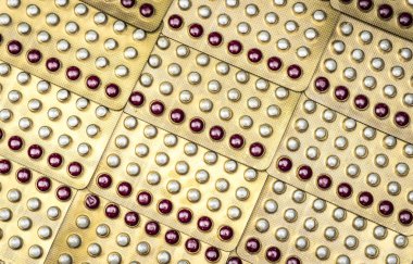 Oral kontraseptif hapları. Doğum kontrol hapları. Hormonlar Doğum kontrolü için. Aile planlaması, hormonal akne, jinekolog kavramı. Doğum kontrol hapları üzerinde yumurtlamak. İlaç endüstrisi. Tablet hap. 