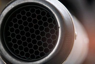 Yakın çekim ayrıntı egzoz borusu büyük bisiklet. Altıgen benzersiz desen yarış motosiklet egzoz borusu. Motosiklet parçaları. Spor motosiklet aksesuarlar. Beygir gücü artırmak için egzoz tasarım.