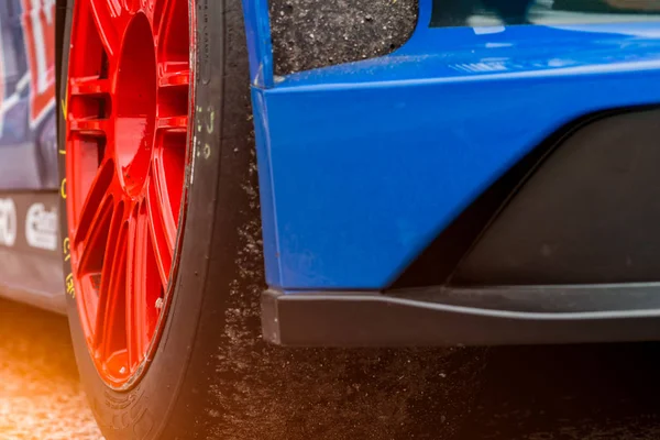 Coche Carreras Azul Con Rueda Deportiva Alto Rendimiento Neumático Neumático — Foto de Stock