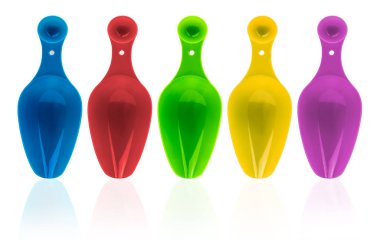 Renkli plastik kaşık gölge beyaz zemin üzerine izole ölçme kümesi. Mavi, kırmızı, yeşil, sarı ve mor plastik kaşık ölçme.