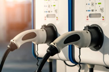 Elektrikli araç şarj istasyonu. Elektrik motoru ile araç için tak. Şarj istasyonu jetonla çalışan. Temiz enerji güç. Ticari şarj istasyonu. Noktası şarj. Altyapı politikası. 