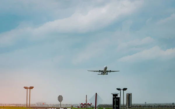Avião Passageiros Decola Aeroporto Com Céu Azul Bonito Nuvens Sair — Fotografia de Stock