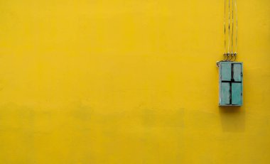 Yeşil ahşap kutu, kopya alanı sarı beton duvar zemin üzerine fabrikasında elektrik kontrol donanımları. Ev ve fabrika sanayi kavram emanet. Vintage tarzı arka plan