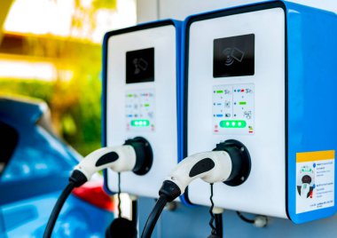 Elektrikli araç şarj istasyonu. Elektrik motoru ile araç için tak. Şarj istasyonu jetonla çalışan. Temiz enerji güç. Ticari şarj istasyonu. Noktası şarj. Altyapı politikası. 