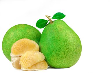 Beyaz arka plan üzerinde izole tohum olmadan Pomelo hamuru. Tayland pomelo meyve. C vitamini ve potasyum doğal kaynağıdır. Sağlıklı gıda için yavaş yaşlanma. Gıda ilaç etkileşimleri. Narenciye meyve. 