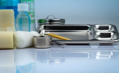 Yara bakım soyunma kümesi ve paslanmaz çelik plaka, forseps, iyot cup, uygun bandaj, elastik tutarlı saklama bandaj, antiseptik ve normal serum şişesi, aletleri kapsayıcı. Tıbbi malzeme.