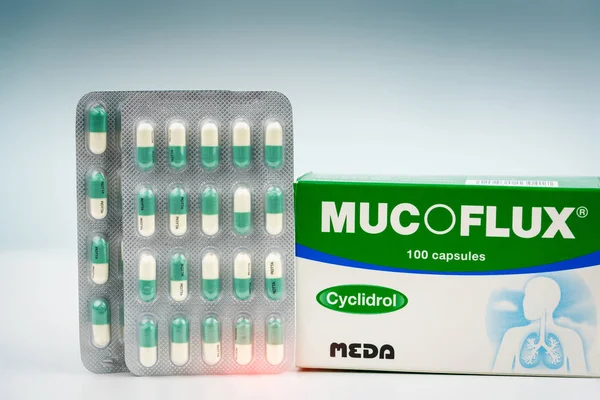 Chonburi Tailandia Agosto 2018 Mucoflux 100 Producto Ciclidrol Meda Pharma — Foto de Stock