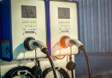 Elektrikli araç şarj istasyonu. Elektrik motoru ile araç için tak. Şarj istasyonu jetonla çalışan. Temiz enerji güç. Ticari şarj istasyonu. Noktası şarj. Altyapı politikası. 