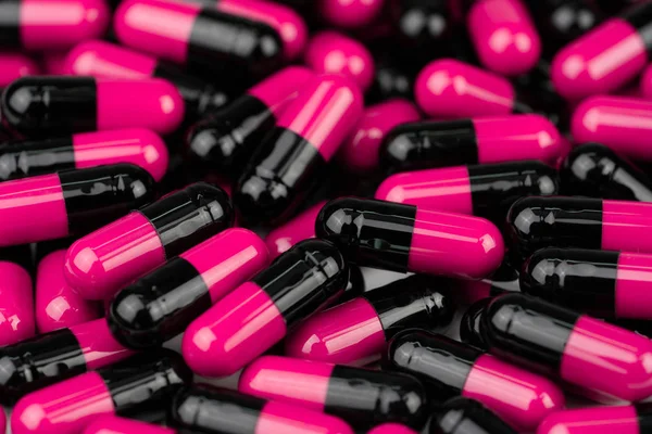 Pembe Siyah Kapsül Hap Yığını Antibiyotik Direnci Uyuşturucu Kullanımı Ile — Stok fotoğraf