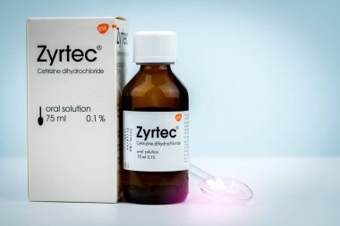 Chonburi, Tayland-Ağustos 3, 2018: Zyrtec %0,1 75 ml. Setirizin dihydrochloride oral çözelti ürünü Glaxosmithkline (Tayland). Üretici Aesica ilaç, İtalya tarafından. Amber uyuşturucu şişe.