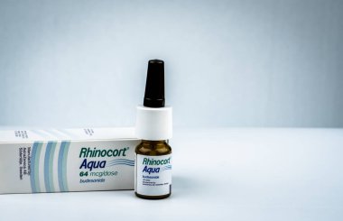 Chonburi, Tayland-Ağustos 3, 2018: Rhinocort Aqua 64 mcg/doz 120 dozlarda. Johnson ve Johnson (Tayland) budesonide burun spreyi ürünü. AstraZeneca, İsveç tarafından üretilmiştir. Steroid burun spreyi.